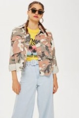 TOPSHOP Camouflage Raw Hem Shacket – lightweight camo jackets