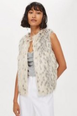 TOPSHOP Snow Leopard Gilet – faux fur animal prints