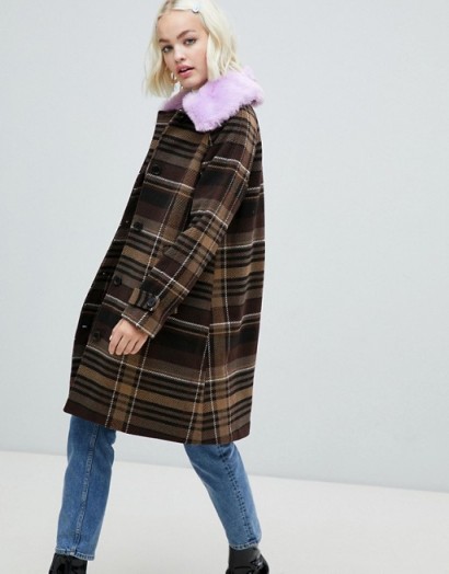 Monki check coat with faux fur collar in brown – fluffy lilac collars