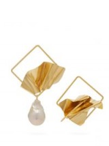 ROKSANDA Mismatched sculptural baroque-pearl earrings