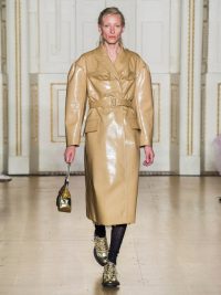 SIMONE ROCHA Double-breasted laminated wool-blend coat in camel / shiny coats