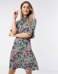 Closet high neck short mini dress in bright ditsy floral / split sleeve dresses