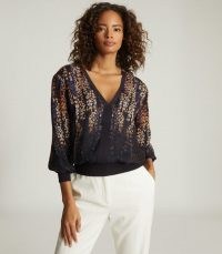 REISS REGINA PRINTED V-NECK BLOUSE BLUE PRINT / blouson tops