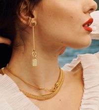 Bella Hadid thick gold necklace, Monica Vinader Doina Wide Chain Necklace 18ct Gold Plated Vermeil, out in New York, 22 December 2020 | celebrity street style accessories | models off duty jewellery