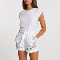 RIVER ISLAND White embroidered paper bag shorts / floral embroidery / tie waist