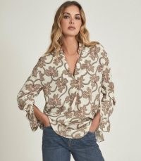 REISS SUKI PRINTED OVERHEAD SHIRT IVORY / floral high low hem shirts