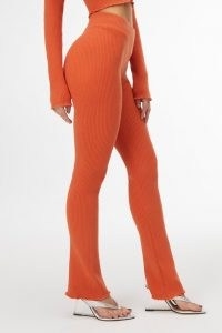 GOOD AMERICAN LETTUCE EDGE BABY FLARE | orange knitted slim fit flares