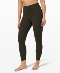 Sofia Richie black leggings, lululemon Align HR Pant 25″, out in Los Angeles, August 2021 | casual celebrity street style | yoga pants