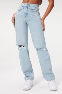 Sophie Turner light blue ripped at the knee jeans, GOOD AMERICAN GOOD ’90S in Blue542, out in West Hollywood, 25 October 2021 | celebrity street style denim | what celebrities are wearing now