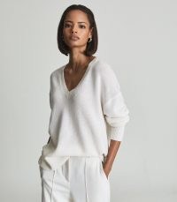 Reiss ROSA V NECK CASHMERE JUMPER CREAM | slouchy jumpers