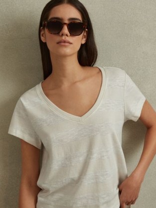 REISS NOLA LINEN-COTTON STRIPED V-NECK T-SHIRT in NEUTRAL/IVORY ~ women’s short sleeve tee