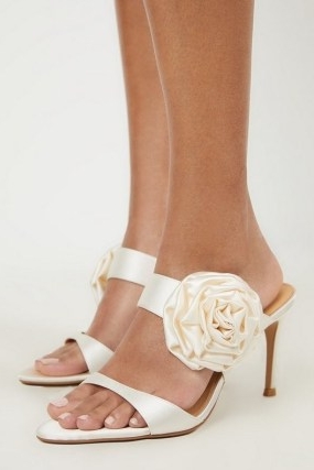 KAREN MILLEN Flower Corsage Detail Platform Heel in Cream / floral double strap mules