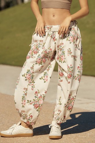 Daily Practice by Anthropologie Zola Joggers in Neutral Printed Edition / floral relaxed cuffed leg jogging bottoms