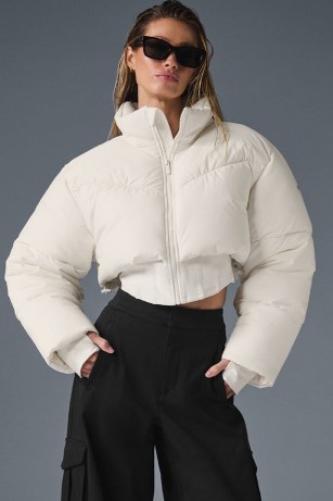 alo yoga Main Act Corset Puffer in Ivory – women’s cropped padded zip up jackets