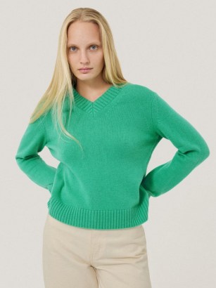 JIGSAW Wool Cashmere Blend V Neck in Green ~ women’s relaxed soft feel jumpers